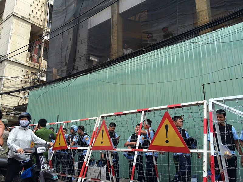 Đây là ngày đầu tiên việc tháo dỡ được tiến hành 